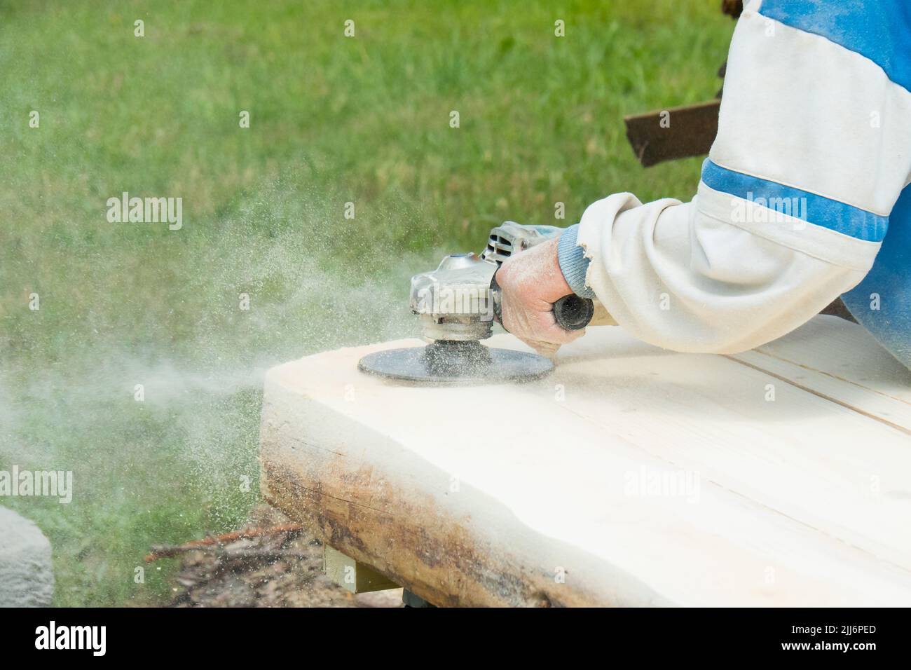 Levigatura del legno. Lavorare con una levigatrice. Nuvole di polvere. Foto Stock