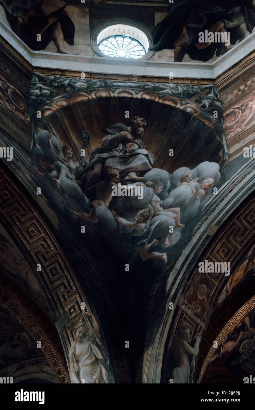 Uno scatto verticale di un dipinto murale religioso di Antonio Allegri da Correggio. Cattedrale di Parma Foto Stock