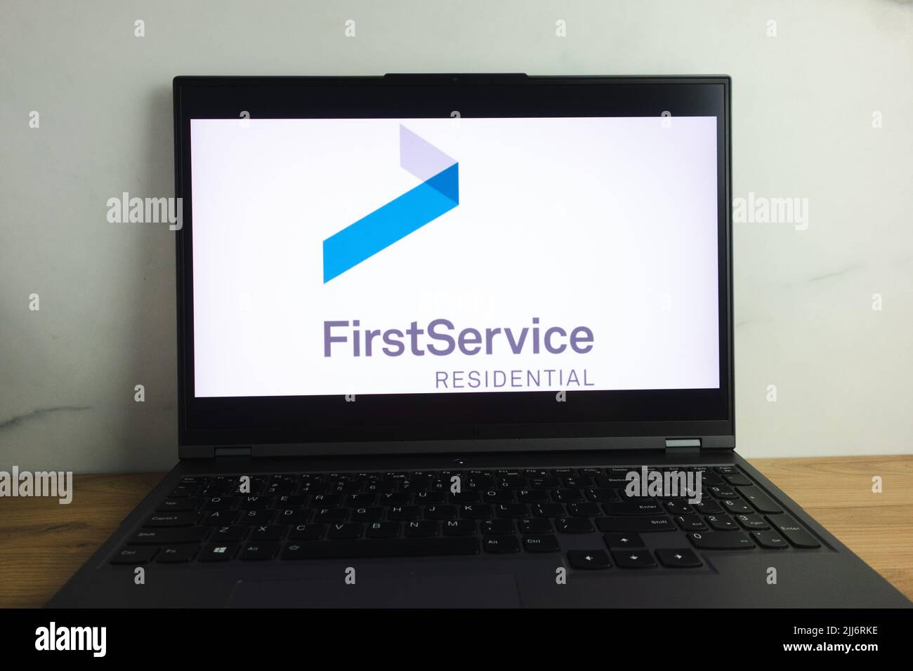 KONSKIE, POLONIA - 22 luglio 2022: FirstService Corporation il logo dell'azienda di servizi immobiliari pubblici canadesi viene visualizzato sullo schermo del computer portatile Foto Stock