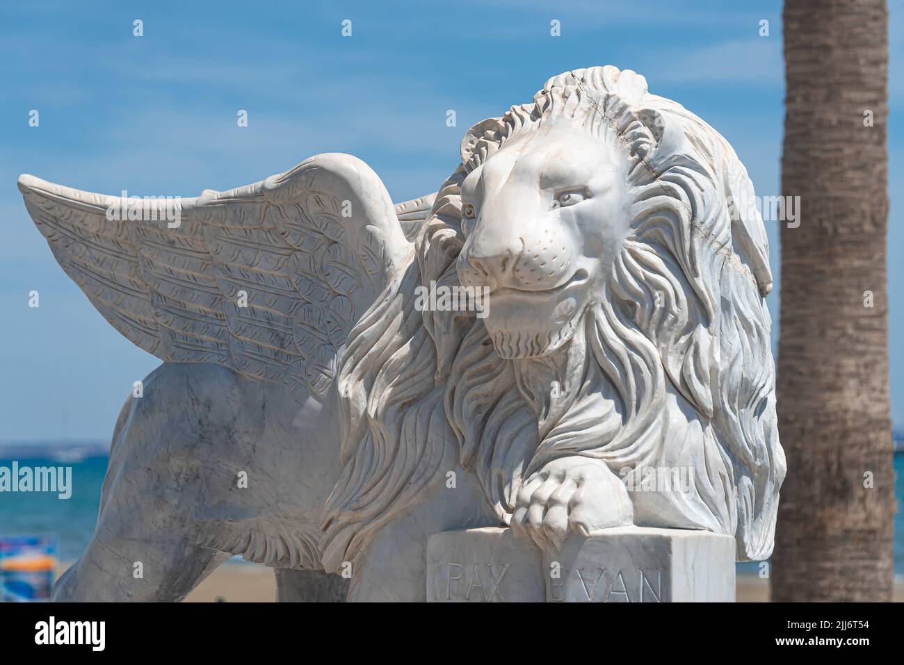 Leone alato statua a Foinikoudes promenade. Larnaca. Cipro Foto Stock
