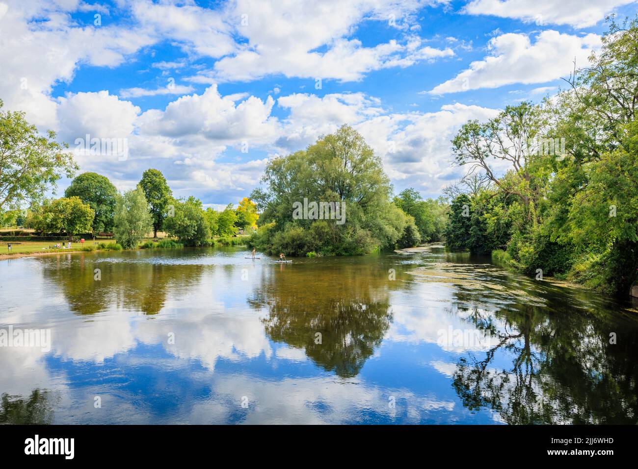 Il fiume Avon a Fordingbridge, un piccolo villaggio nella New Forest, Hampshire, in una giornata estiva con cielo blu e nuvole bianche Foto Stock