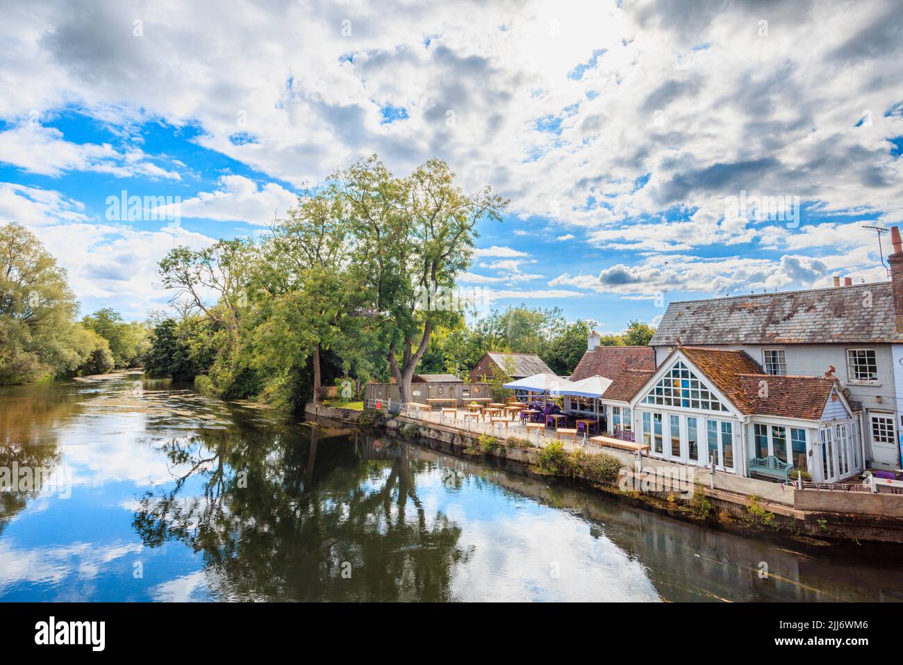 Il fiume Avon a Fordingbridge, un piccolo villaggio nella New Forest, Hampshire, in una giornata estiva e sul retro del pub George Foto Stock