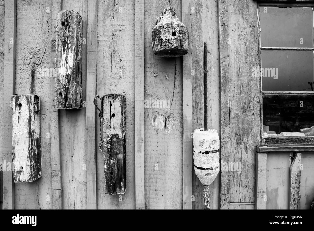 Entrata della casa del molo di pesca con attrezzatura da pesca appesa al muro Foto Stock
