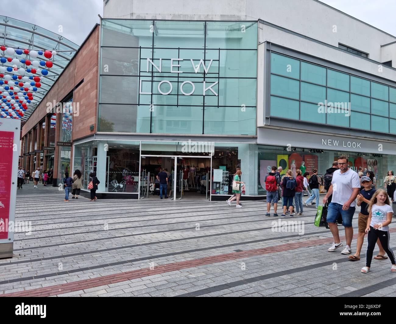 Exeter, Regno Unito - Luglio 2022: Nuovo look di fronte al negozio di alta strada. New Look è un rivenditore britannico di moda con oltre 900 negozi in tutto il mondo Foto Stock