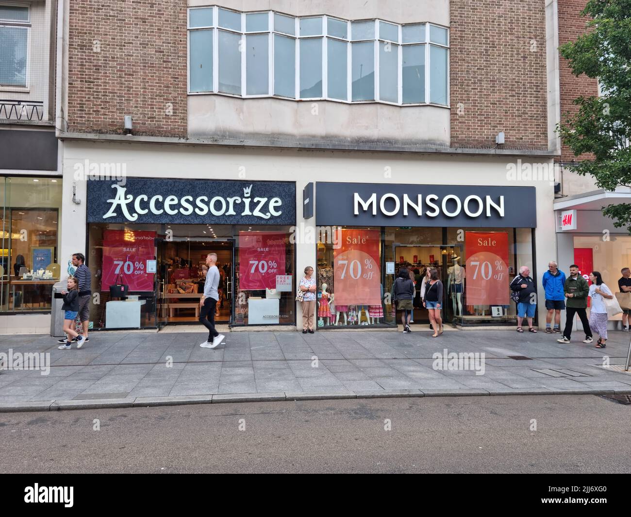 Exeter, Regno Unito - Luglio 2022: Exeter High Street negozio di fronte di Monsoon e Accessorize negozi. Monsoon Accessorize è una retaile britannica di alta moda Foto Stock