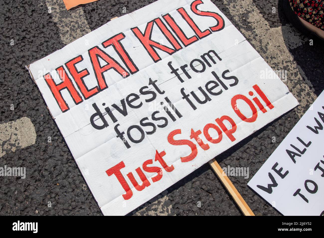 LONDRA, 23rd luglio 2022, cartello "Heat kills" alla protesta Just Stop Oil a Londra Foto Stock