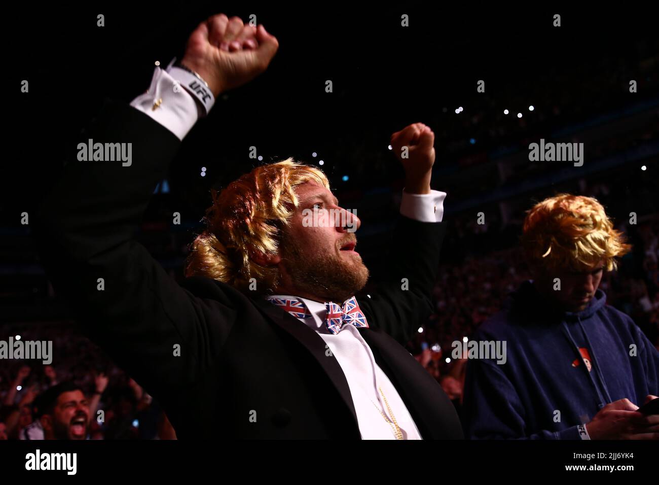 David Portnoy, fondatore di Barstool Sports, festeggia la festa dopo che l'ambasciatore del marchio Paddy Pimblett ha presentato Jordan Leavitt durante il loro bout leggero all'ESPN Fight Night 108 alla O2 Arena di Greenwich sabato 23rd luglio 2022. (Credit: Kieran Riley | MI News) Credit: MI News & Sport /Alamy Live News Foto Stock