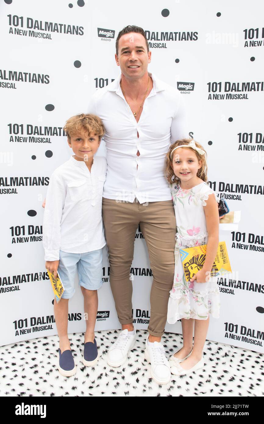 Londra, Regno Unito, venerdì 22nd luglio 2022 Kieran Hayler e Son Jett e la figlia Bunny arrivano alla serata stampa di Dalmations del 101 al Regent’s Park Open Air Theatre. Credit: DavidJensen / Empowics Entertainment / Alamy Live News Foto Stock