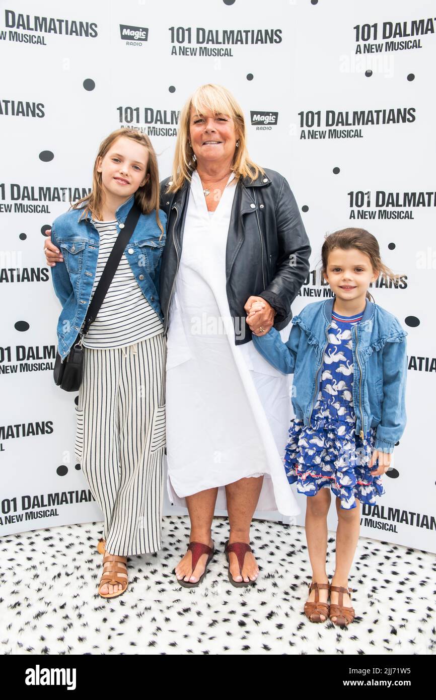 Londra, Regno Unito, venerdì 22nd luglio 2022 Linda Robson e i grandi bambini arrivano alla serata stampa 101 di Dalmations al Regent’s Park Open Air Theatre. Credit: DavidJensen / Empowics Entertainment / Alamy Live News Foto Stock
