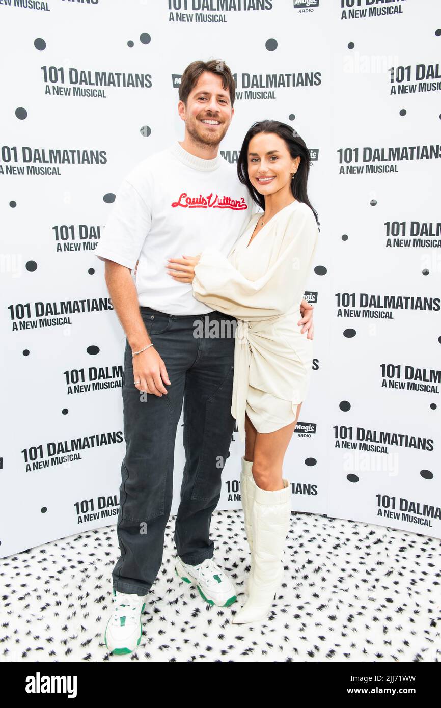 Londra, Regno Unito, venerdì 22nd luglio 2022 Amber Davies e Nick Kyriacou arrivano alla serata stampa Dalmations 101 al Regent’s Park Open Air Theatre. Credit: DavidJensen / Empowics Entertainment / Alamy Live News Foto Stock