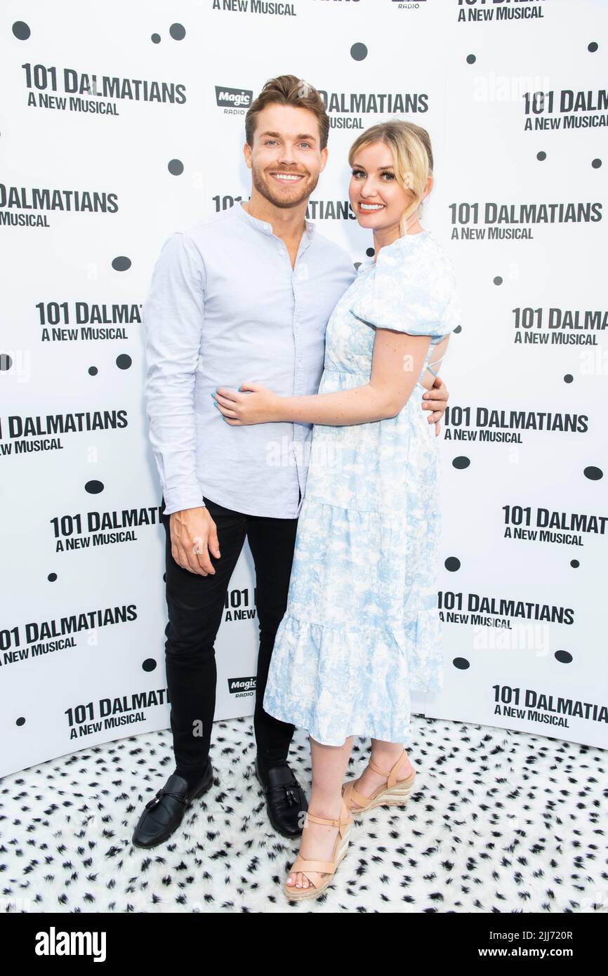 Londra, Regno Unito, venerdì 22nd luglio 2022 Amy Hart e Sam Rason arrivano alla serata della stampa di Dalmations del 101 al Regent’s Park Open Air Theatre. Credit: DavidJensen / Empowics Entertainment / Alamy Live News Foto Stock