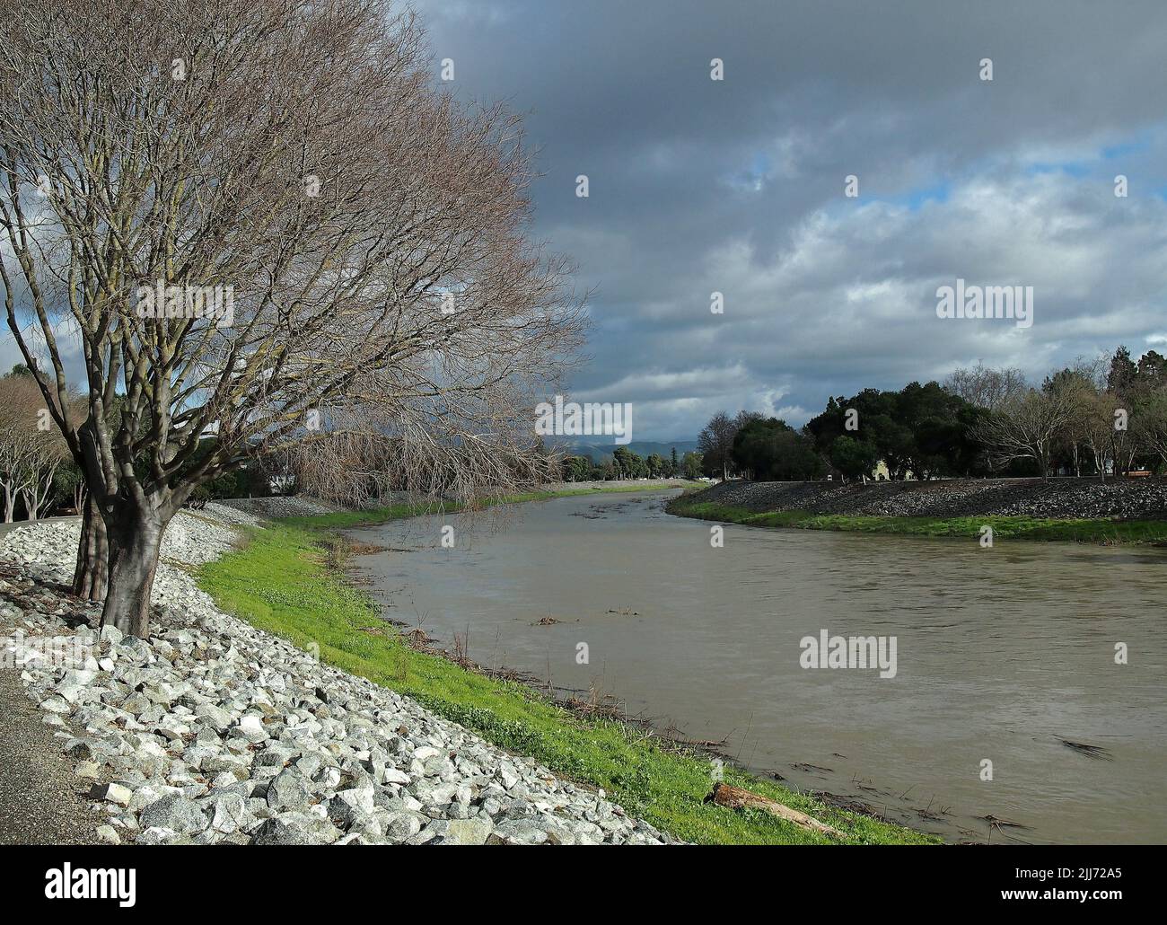 Alameda Creek dopo una pesante tempesta invernale, Union City, California Foto Stock