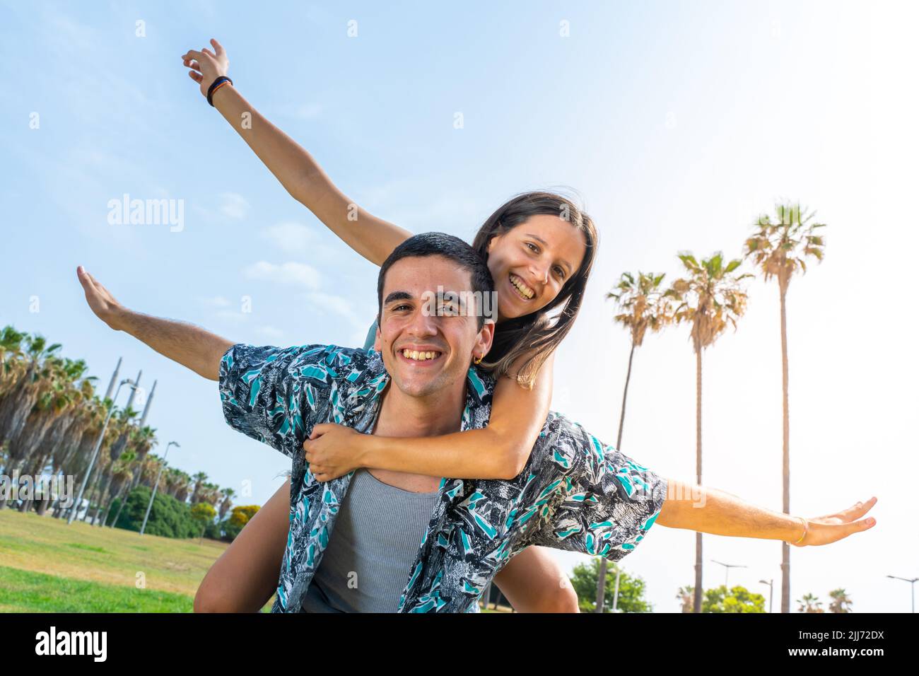 Amici sorridenti divertirsi all'aperto in estate. Foto Stock