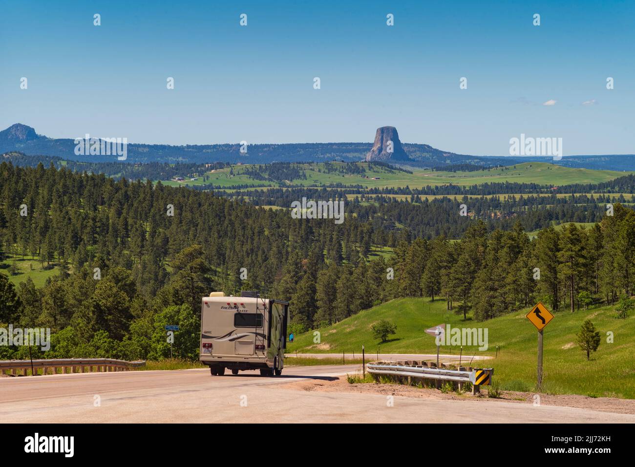 Devil's Tower, WY, USA - 22 giugno 2022: Viaggio turistico in un camper verso il Devils Tower National Park, che è una caratteristica geologica che sporge Foto Stock