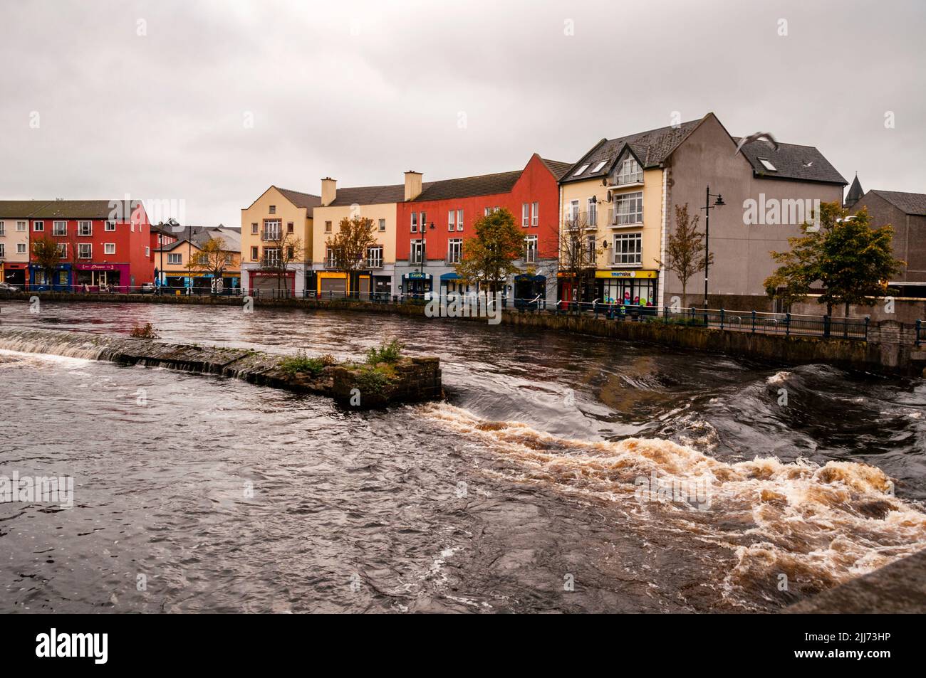 Rockwood Plaza sul fiume Garavogue weir a Sligo, Irlanda. Foto Stock