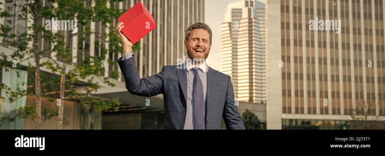 giorno di boxe. bell'uomo con scatola presente. imprenditore tenere regalo di compleanno. Foto Stock