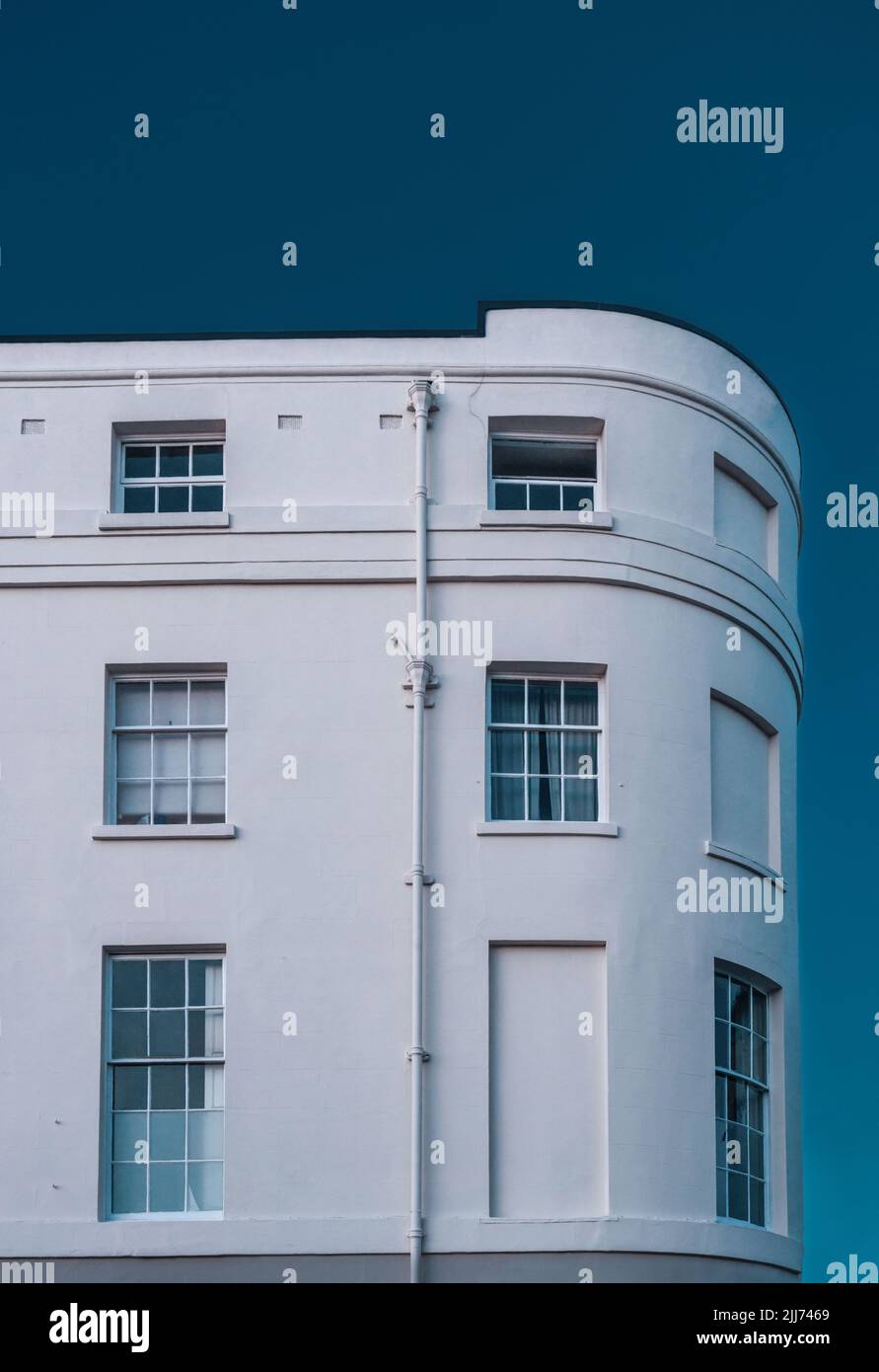19th secolo tardo georgiano architettura residenziale britannico edificio con facciata bianca lungo Portland Terrace a Southampton, Hampshire, Inghilterra, Regno Unito Foto Stock