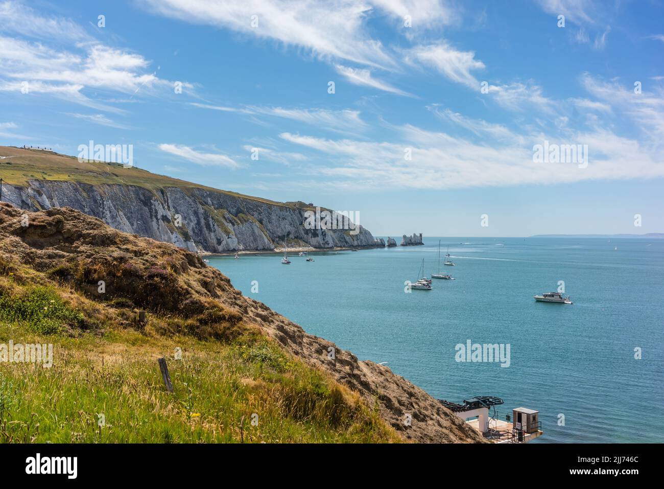 Alum Bay con vista agli aghi sull'isola di Wight durante l'estate, Inghilterra, Regno Unito Foto Stock