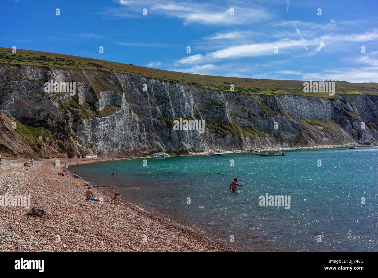 Alum Bay rocce di gesso e spiaggia di ghiaia durante l'estate 2022, Isola di Wight, Inghilterra, Regno Unito Foto Stock