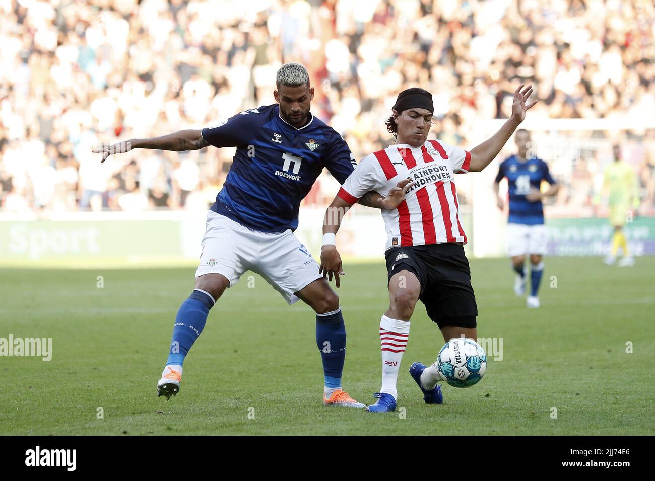 EINDHOVEN - (lr) Willian Jose da Silva di Real Betis , Erick Gutierrez di PSV Eindhoven durante l'amichevole incontro tra PSV Eindhoven e Real Betis allo stadio Phillips il 23 luglio 2022 a Eindhoven, Olanda. ANP | altezza olandese | Bart Stoutjesdijk Foto Stock