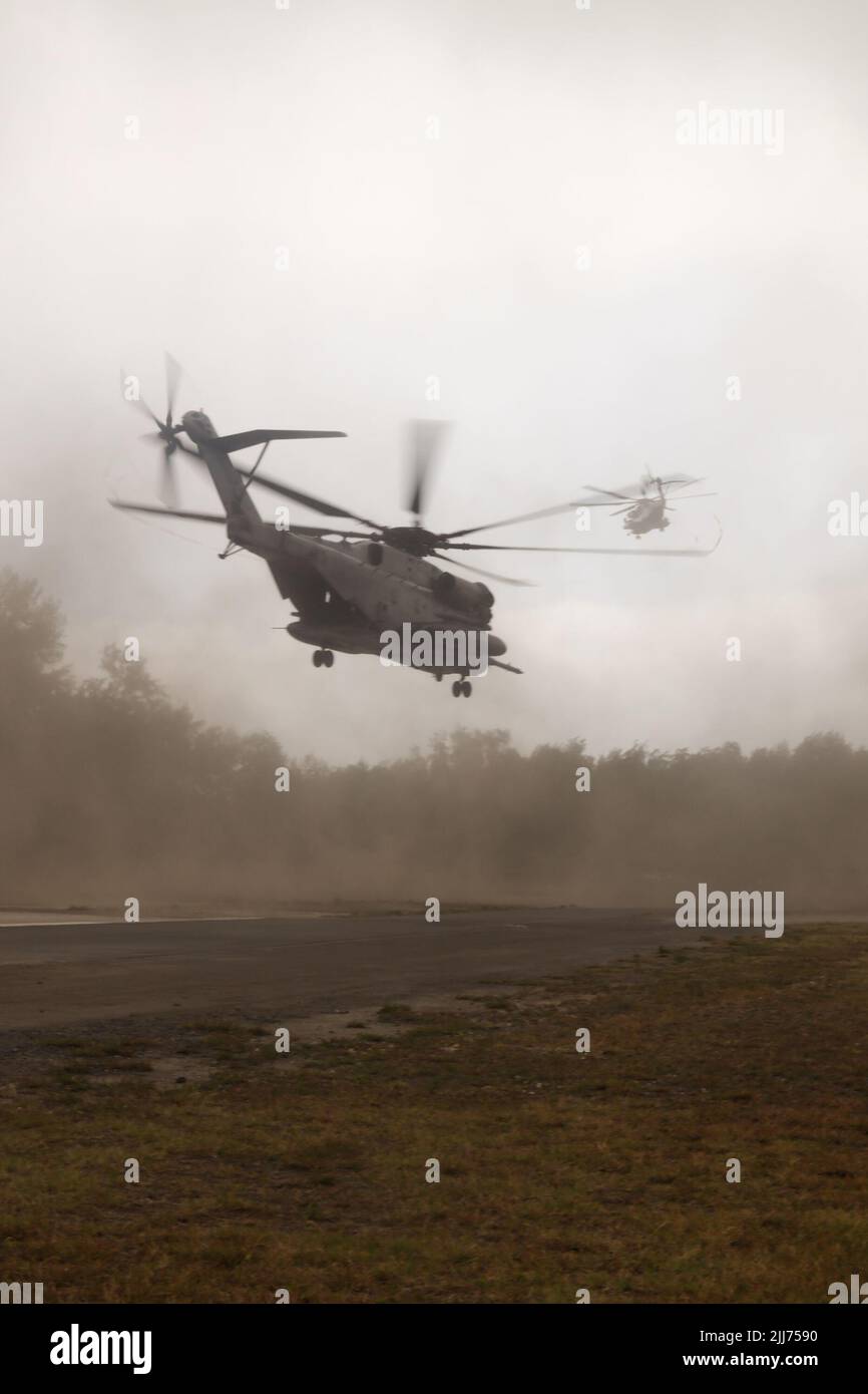 MARINE CORPS TRAINING AREA BELLOWS, Hawaii (18 luglio 2022) CH-53E Super Stallions assegnato a Marine Heavy Helicopter Squadron 462, Marine Air-Ground Task Force 7, decollo durante l'addestramento in elicottero cast a sostegno del Rim of the Pacific (RIMPAC) 2022, 18 luglio 2022. Ventisei nazioni, 38 navi, tre sommergibili, più di 170 aerei e 25.000 persone partecipano al RIMPAC 2022 dal 29 giugno al 4 agosto nelle Isole Hawaii e nella California meridionale. Il più grande esercizio marittimo internazionale del mondo, RIMPAC 2022 offre un’opportunità di formazione unica, promuovendo e Foto Stock