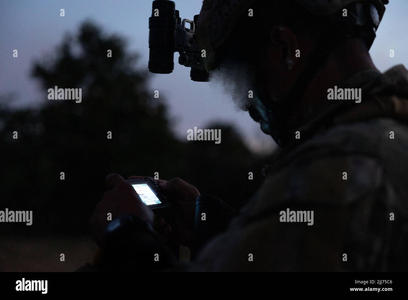 Un tecnico esplosivo per lo smaltimento di ordigni con Marine Forces Special Operations Command conduce uno sfruttamento sensibile del sito durante un evento di formazione il 18 giugno 2022. Il primer EOD verifica tutti gli aspetti delle conoscenze e delle competenze di un tecnico necessarie per svolgere il proprio lavoro come unica tecnologia in un Marine Special Operations Team, operando in ambienti austeri, politicamente sensibili o ostili. I tecnici EOD assegnati a MARSOC hanno completato Marine Special Operations Forces Explosive Ordnance Disposal Level 1, che allena i tecnici della Fleet Marine Force EOD nelle conoscenze e competenze richieste per il supporto Foto Stock