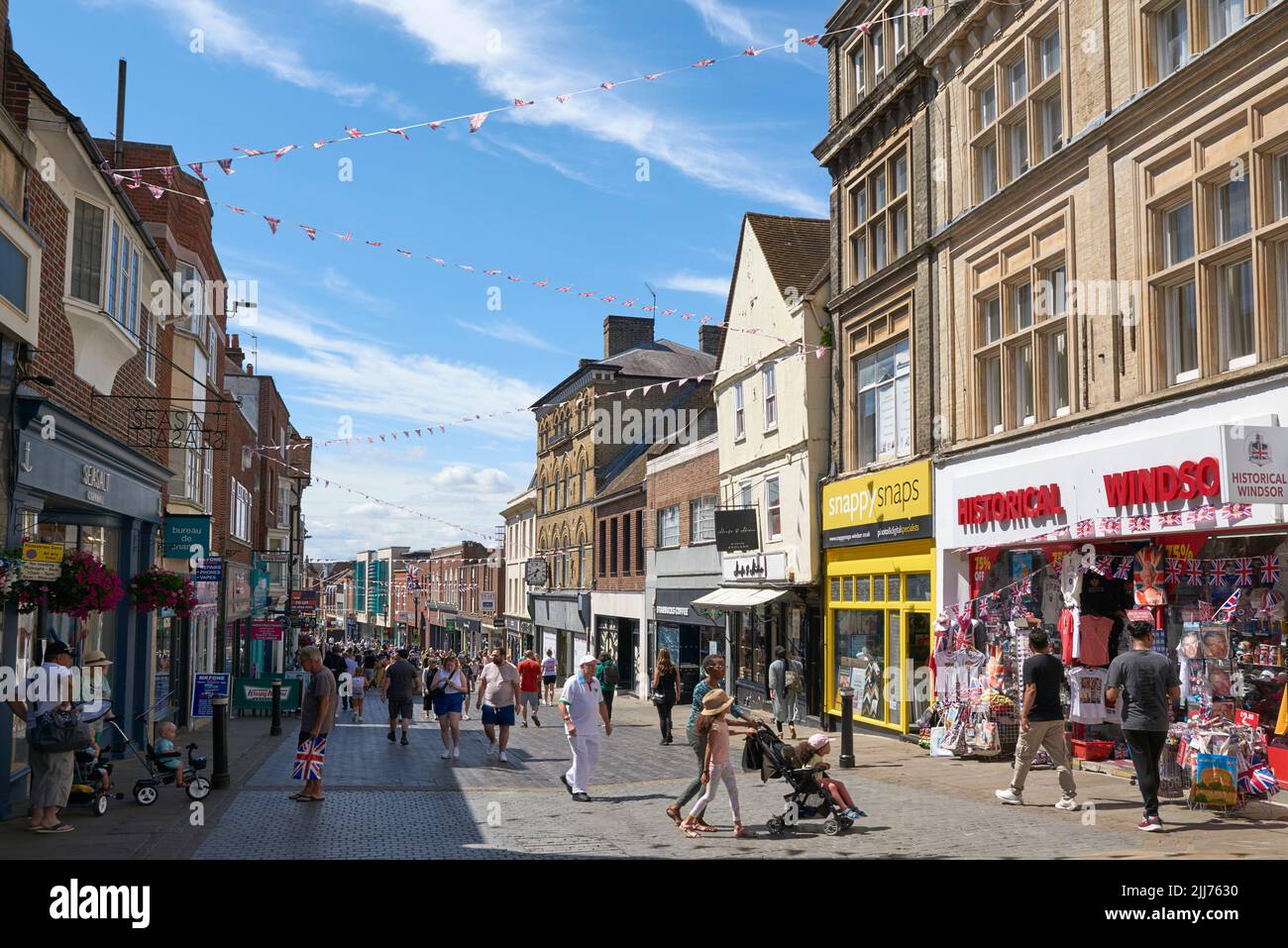 Gli amanti dello shopping in Peascod Street, centro di Windsor, Berkshire, South East England Foto Stock