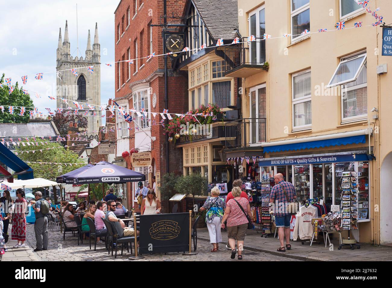 Turisti e visitatori in Church Street, Windsor, Berkshire, Regno Unito, in estate Foto Stock