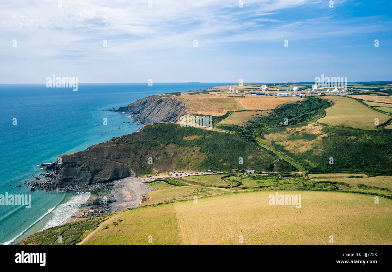Campi e Farms su GCHQ Bude, GCHQ Composite Signals Organization Station Morwenstow, Cornovaglia, Inghilterra Foto Stock