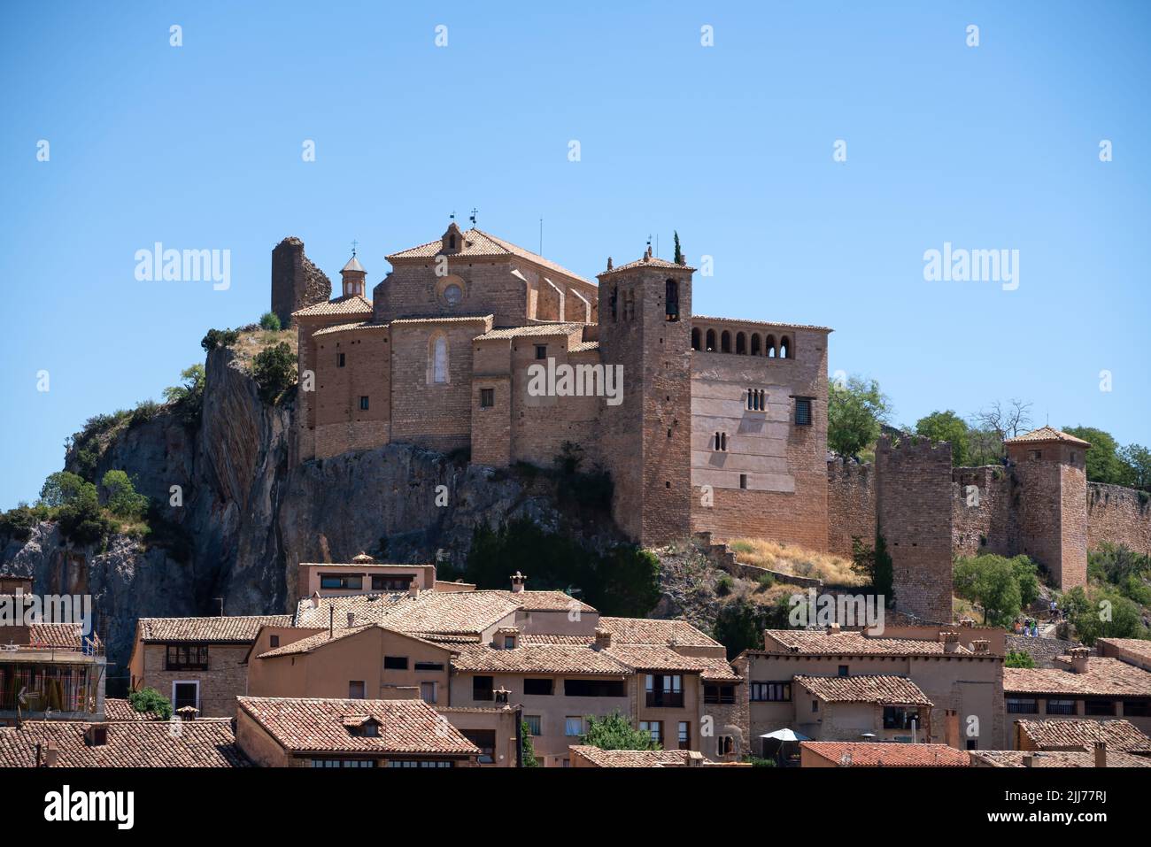 Alquezar villaggio in Spagna, un'ex fortezza con una chiesa attiva costruita in cima a un affioramento calcareo Foto Stock