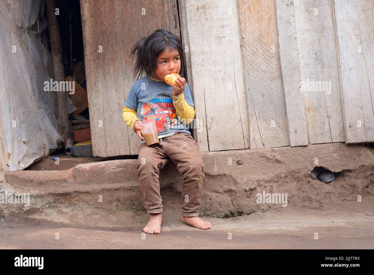 Ragazza indigena con abiti ecuadoriani nativi della zona andina, Ecuador-Riobamba 23 luglio 2022 Foto Stock