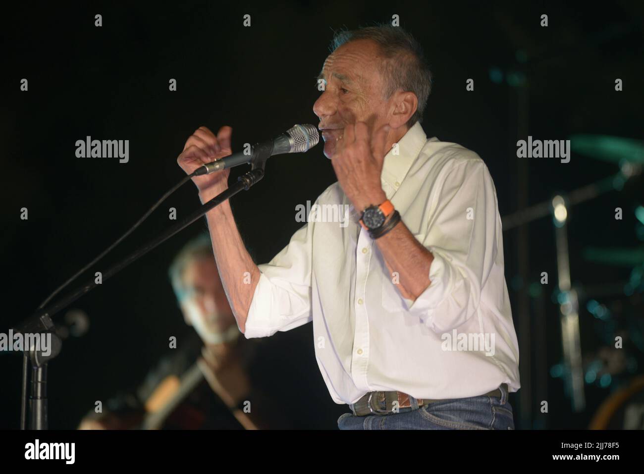 Ascea, Italia. 23rd luglio 2022. Roberto Vecchioni, cantautore, scrittore, poeta ed ex insegnante italiano, presenta “l'Infinito Tour”, un grande spettacolo di canzoni, immagini e monologhi che darà al pubblico una performance intensa ed emozionante. (Foto di Mariano Montella/Pacific Press) Credit: Pacific Press Media Production Corp./Alamy Live News Foto Stock