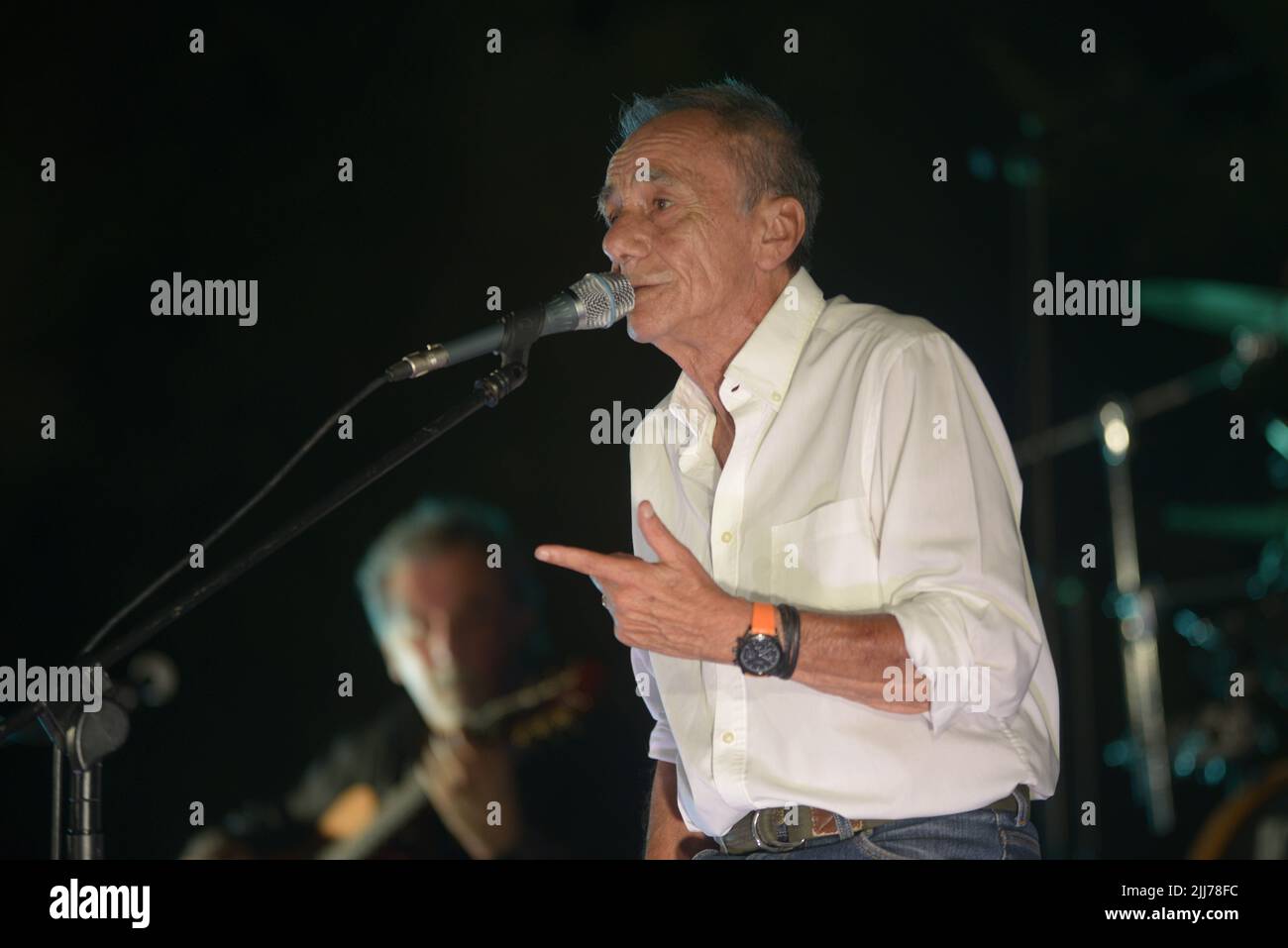 Ascea, Italia. 23rd luglio 2022. Roberto Vecchioni, cantautore, scrittore, poeta ed ex insegnante italiano, presenta “l'Infinito Tour”, un grande spettacolo di canzoni, immagini e monologhi che darà al pubblico una performance intensa ed emozionante. (Foto di Mariano Montella/Pacific Press) Credit: Pacific Press Media Production Corp./Alamy Live News Foto Stock