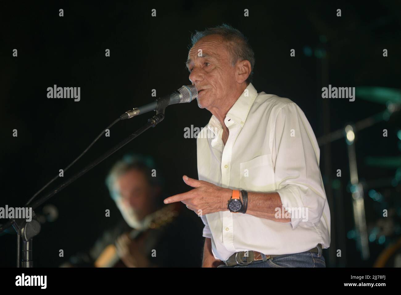 Ascea, Italia. 23rd luglio 2022. Roberto Vecchioni, cantautore, scrittore, poeta ed ex insegnante italiano, presenta “l'Infinito Tour”, un grande spettacolo di canzoni, immagini e monologhi che darà al pubblico una performance intensa ed emozionante. (Foto di Mariano Montella/Pacific Press) Credit: Pacific Press Media Production Corp./Alamy Live News Foto Stock
