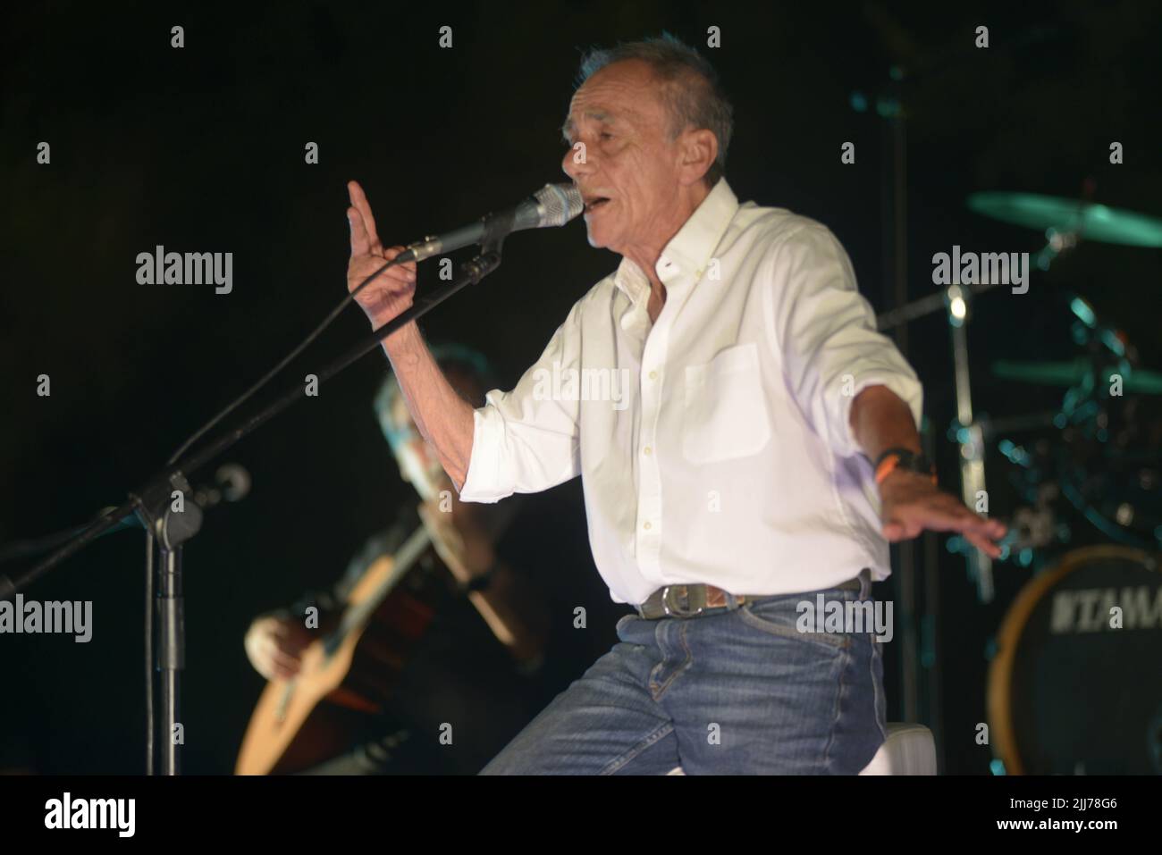 Ascea, Italia. 23rd luglio 2022. Roberto Vecchioni, cantautore, scrittore, poeta ed ex insegnante italiano, presenta “l'Infinito Tour”, un grande spettacolo di canzoni, immagini e monologhi che darà al pubblico una performance intensa ed emozionante. (Foto di Mariano Montella/Pacific Press) Credit: Pacific Press Media Production Corp./Alamy Live News Foto Stock