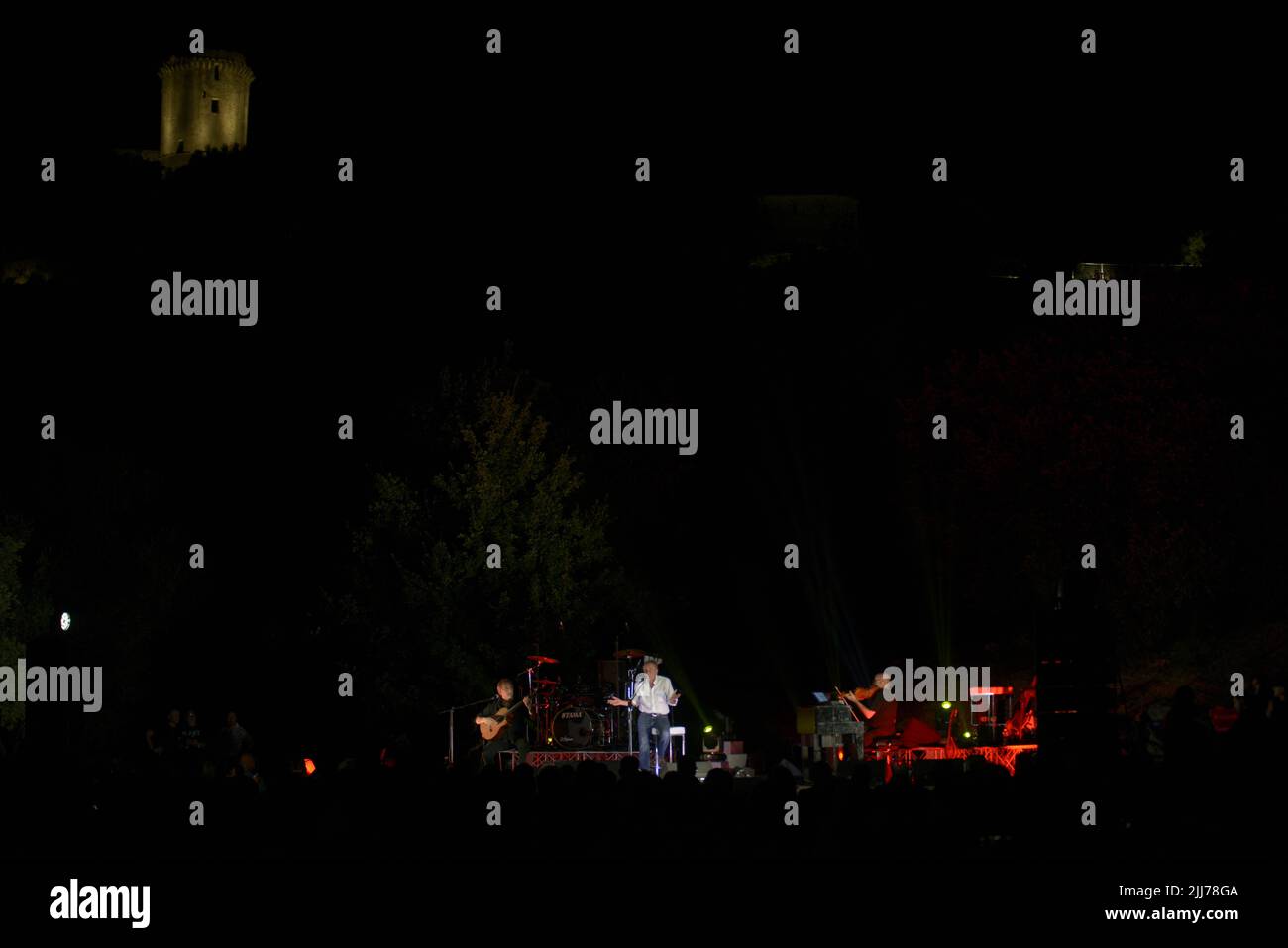 Ascea, Italia. 23rd luglio 2022. Roberto Vecchioni, cantautore, scrittore, poeta ed ex insegnante italiano, presenta “l'Infinito Tour”, un grande spettacolo di canzoni, immagini e monologhi che darà al pubblico una performance intensa ed emozionante. (Foto di Mariano Montella/Pacific Press) Credit: Pacific Press Media Production Corp./Alamy Live News Foto Stock