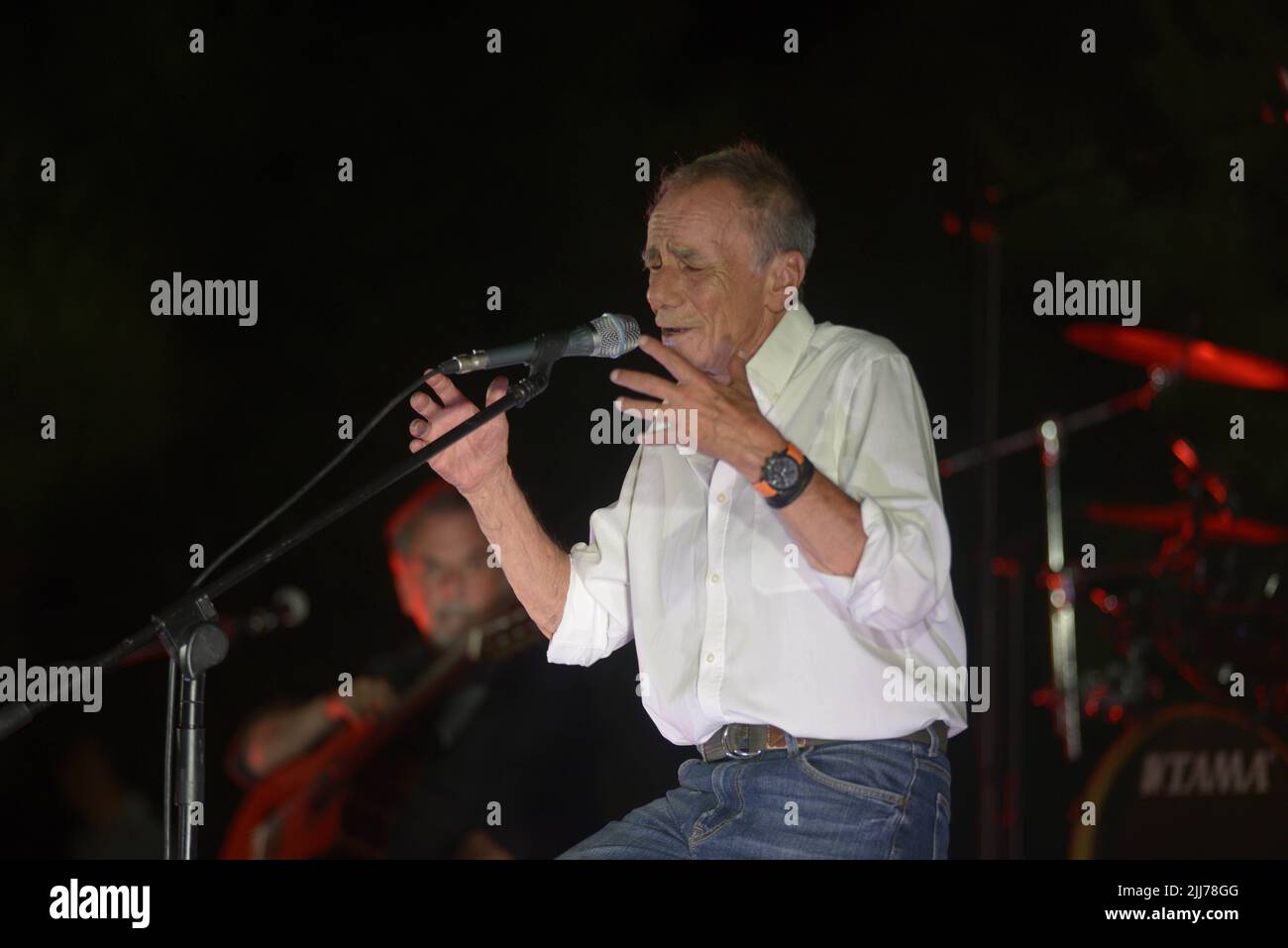 Ascea, Italia. 23rd luglio 2022. Roberto Vecchioni, cantautore, scrittore, poeta ed ex insegnante italiano, presenta “l'Infinito Tour”, un grande spettacolo di canzoni, immagini e monologhi che darà al pubblico una performance intensa ed emozionante. (Foto di Mariano Montella/Pacific Press) Credit: Pacific Press Media Production Corp./Alamy Live News Foto Stock
