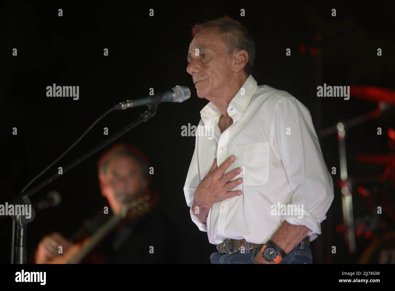 Ascea, Italia. 23rd luglio 2022. Roberto Vecchioni, cantautore, scrittore, poeta ed ex insegnante italiano, presenta “l'Infinito Tour”, un grande spettacolo di canzoni, immagini e monologhi che darà al pubblico una performance intensa ed emozionante. (Foto di Mariano Montella/Pacific Press) Credit: Pacific Press Media Production Corp./Alamy Live News Foto Stock