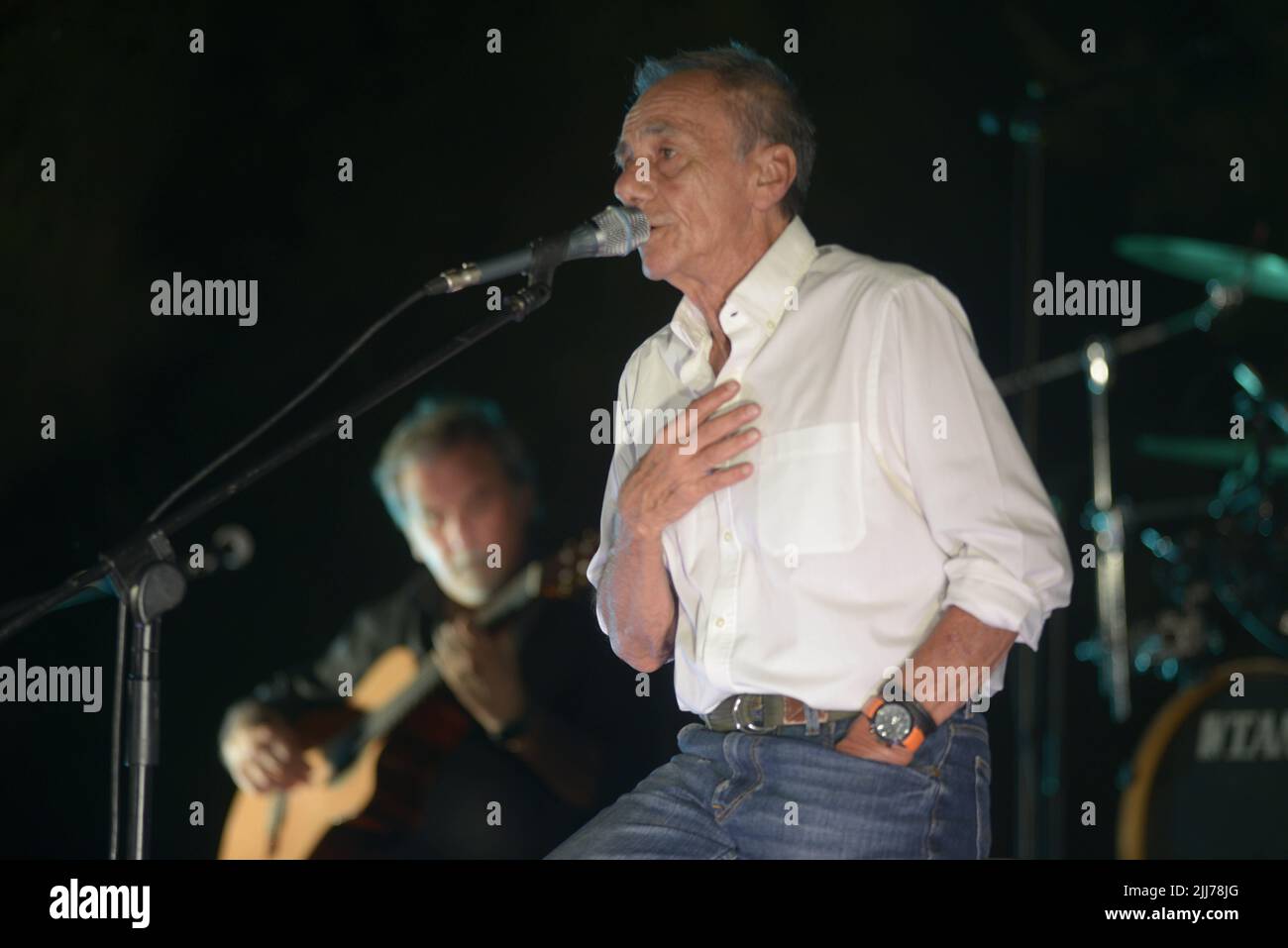Ascea, Italia. 23rd luglio 2022. Roberto Vecchioni, cantautore, scrittore, poeta ed ex insegnante italiano, presenta “l'Infinito Tour”, un grande spettacolo di canzoni, immagini e monologhi che darà al pubblico una performance intensa ed emozionante. (Foto di Mariano Montella/Pacific Press) Credit: Pacific Press Media Production Corp./Alamy Live News Foto Stock