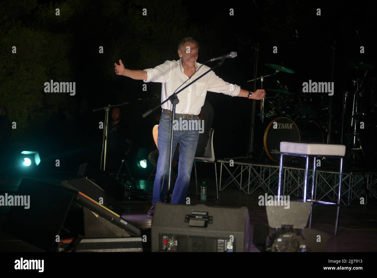 23 luglio 2022, Ascea, Salerno, Italia: Il cantautore, lirico, scrittore, poeta ed ex insegnante italiano Roberto Vecchioni presenta â€œL Infinito Tourâ€, un grande spettacolo di canzoni, immagini e monologhi che darà al pubblico una performance intensa ed emozionante. (Credit Image: © Mariano Montella/Pacific Press via ZUMA Press Wire) Foto Stock