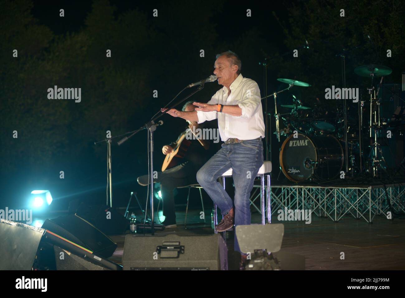 23 luglio 2022, Ascea, Salerno, Italia: Il cantautore, lirico, scrittore, poeta ed ex insegnante italiano Roberto Vecchioni presenta â€œL Infinito Tourâ€, un grande spettacolo di canzoni, immagini e monologhi che darà al pubblico una performance intensa ed emozionante. (Credit Image: © Mariano Montella/Pacific Press via ZUMA Press Wire) Foto Stock