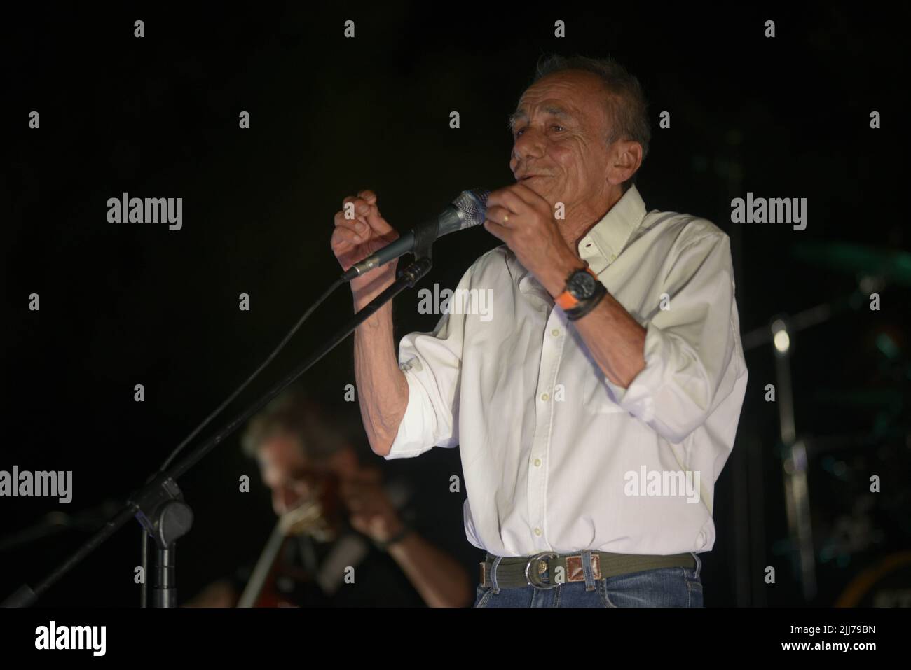 23 luglio 2022, Ascea, Salerno, Italia: Il cantautore, lirico, scrittore, poeta ed ex insegnante italiano Roberto Vecchioni presenta â€œL Infinito Tourâ€, un grande spettacolo di canzoni, immagini e monologhi che darà al pubblico una performance intensa ed emozionante. (Credit Image: © Mariano Montella/Pacific Press via ZUMA Press Wire) Foto Stock