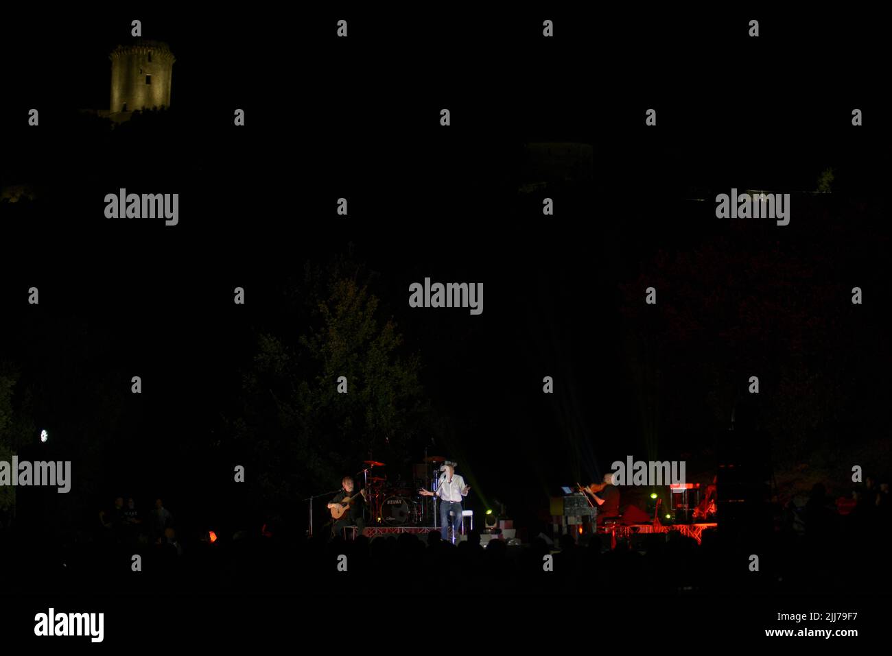 23 luglio 2022, Ascea, Salerno, Italia: Il cantautore, lirico, scrittore, poeta ed ex insegnante italiano Roberto Vecchioni presenta â€œL Infinito Tourâ€, un grande spettacolo di canzoni, immagini e monologhi che darà al pubblico una performance intensa ed emozionante. (Credit Image: © Mariano Montella/Pacific Press via ZUMA Press Wire) Foto Stock