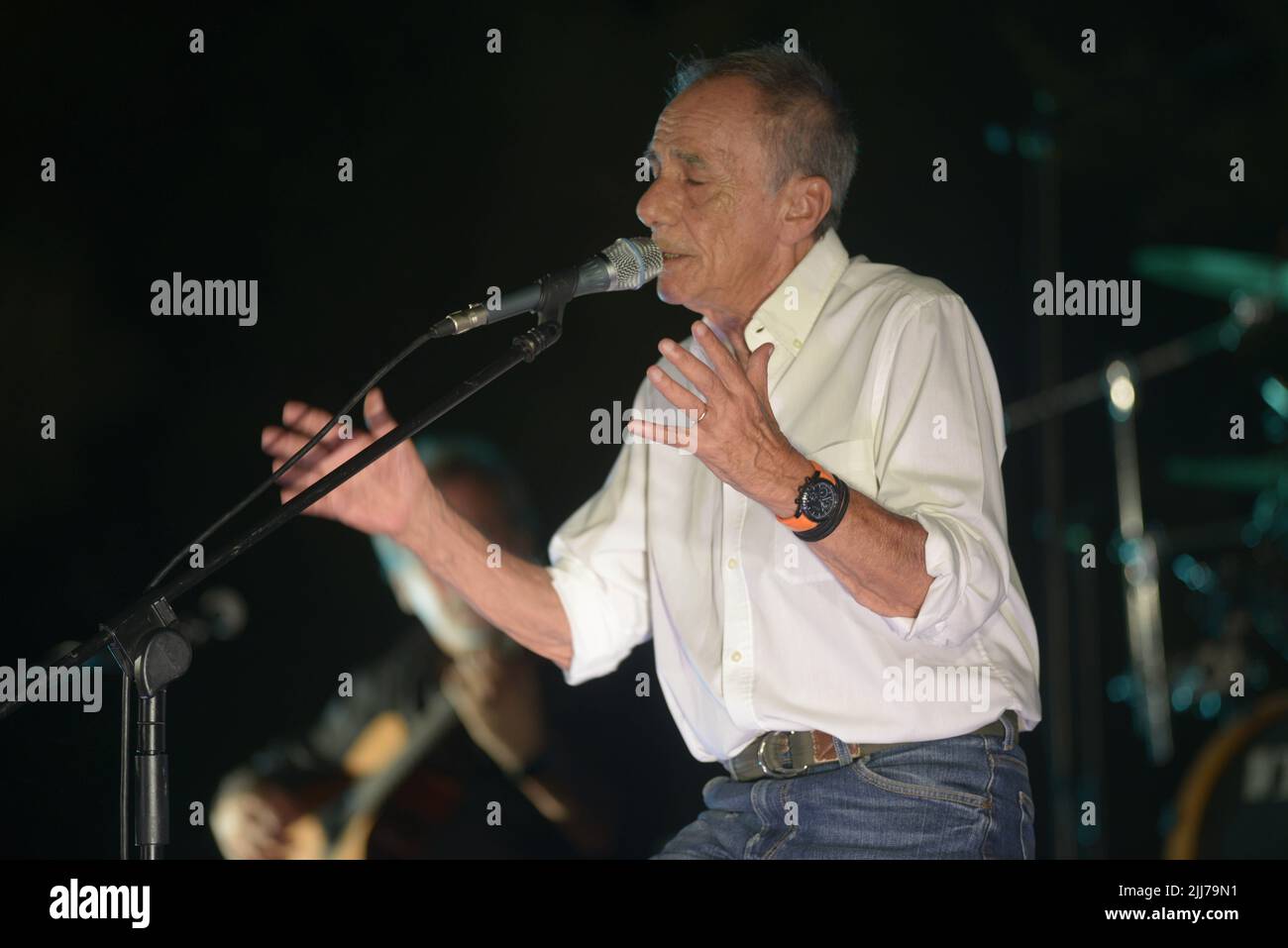23 luglio 2022, Ascea, Salerno, Italia: Il cantautore, lirico, scrittore, poeta ed ex insegnante italiano Roberto Vecchioni presenta â€œL Infinito Tourâ€, un grande spettacolo di canzoni, immagini e monologhi che darà al pubblico una performance intensa ed emozionante. (Credit Image: © Mariano Montella/Pacific Press via ZUMA Press Wire) Foto Stock