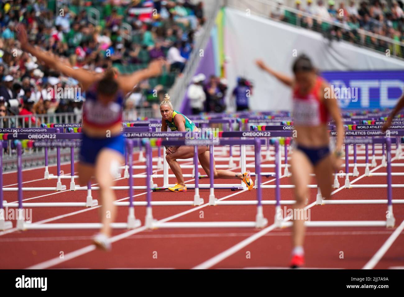 Eugene, Stati Uniti. 23rd luglio 2022. L'Australia Liz Clay reagisce dopo che è caduto giù durante i riscaldatori delle 100m hurdles delle donne ai campionati mondiali di atletica Oregon22 a Eugene, Oregon, gli Stati Uniti, 23 luglio 2022. Credit: Wang Ying/Xinhua/Alamy Live News Foto Stock