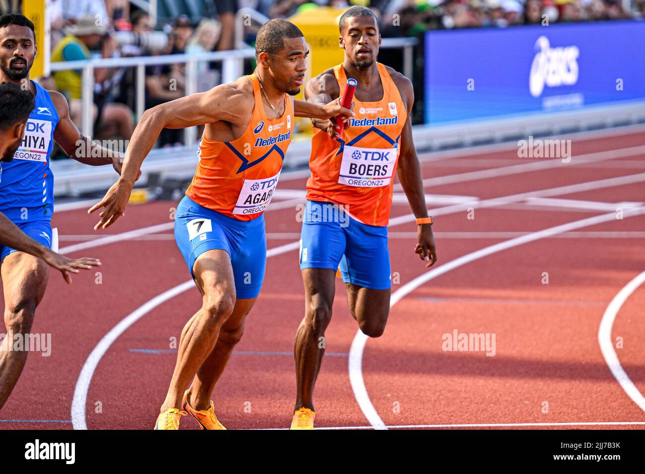 EUGENE, STATI UNITI - LUGLIO 23: Terrence Agard dei Paesi Bassi, Iayah Boers dei Paesi Bassi che gareggiano sul relè 4x 400m degli uomini durante i Campionati mondiali di atletica il 23 luglio 2022 a Eugene, Stati Uniti (Foto di Andy Astfalck/BSR Agency) Atletiekunie Foto Stock