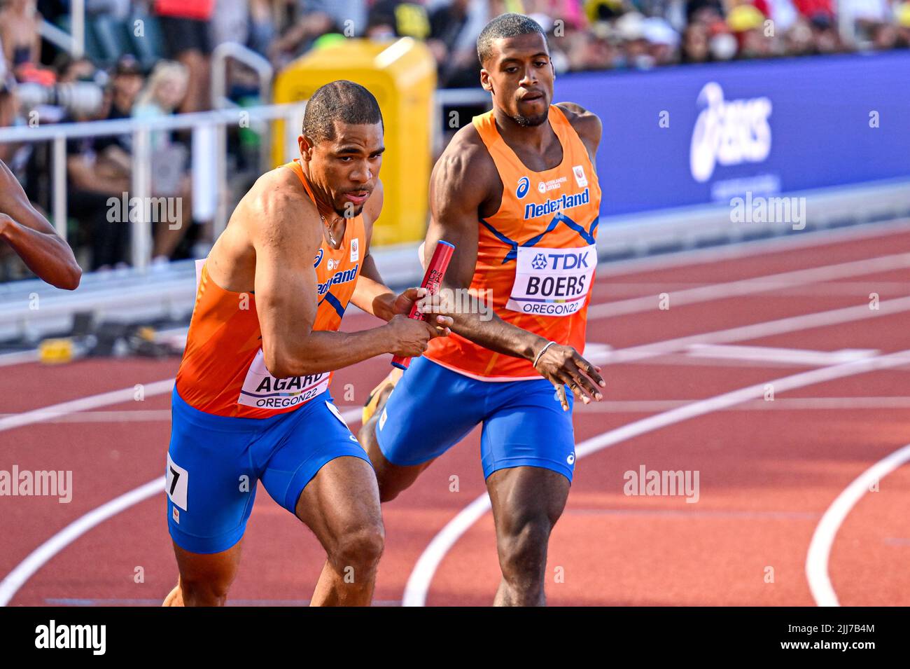 EUGENE, STATI UNITI - LUGLIO 23: Terrence Agard dei Paesi Bassi, Iayah Boers dei Paesi Bassi che gareggiano sul relè 4x 400m degli uomini durante i Campionati mondiali di atletica il 23 luglio 2022 a Eugene, Stati Uniti (Foto di Andy Astfalck/BSR Agency) Atletiekunie Foto Stock