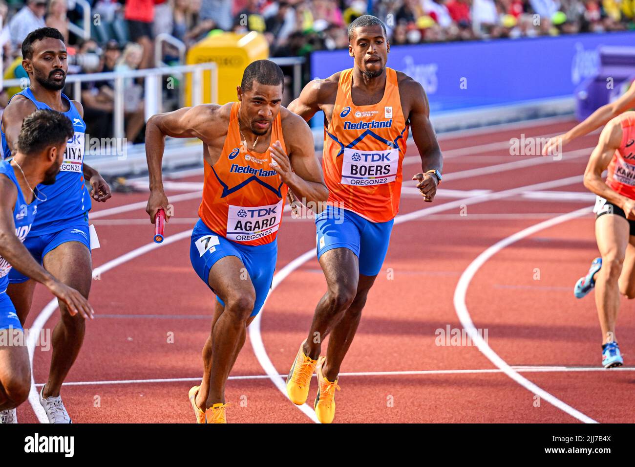 EUGENE, STATI UNITI - LUGLIO 23: Terrence Agard dei Paesi Bassi, Iayah Boers dei Paesi Bassi che gareggiano sul relè 4x 400m degli uomini durante i Campionati mondiali di atletica il 23 luglio 2022 a Eugene, Stati Uniti (Foto di Andy Astfalck/BSR Agency) Atletiekunie Foto Stock