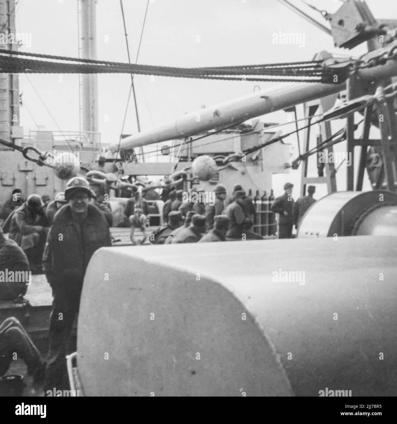 Truppe dell'esercito degli Stati Uniti durante la guerra di Corea - circa 1952. Un gruppo di uomini sulla USS Bexar, come notato sul retro della foto. Dalla collezione di Henry G. Shebley Foto Stock