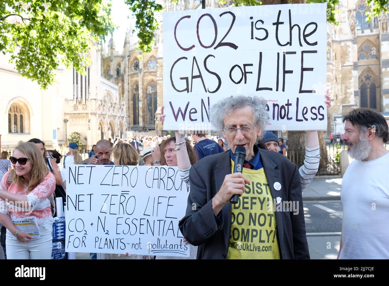 Londra, Regno Unito, 23rd luglio 2022. I negatori della crisi climatica hanno organizzato una contromdimostrazione sostenendo che la terra ha bisogno di più anidride carbonica, tra le altre teorie, mentre gli attivisti di diverse organizzazioni, tra cui Just Stop Oil, insulate la Gran Bretagna e Fuel Poverty Action, hanno marciato per protestare contro il costo della vita e la crisi climatica. Credit: Undicesima ora Fotografia/Alamy Live News Foto Stock